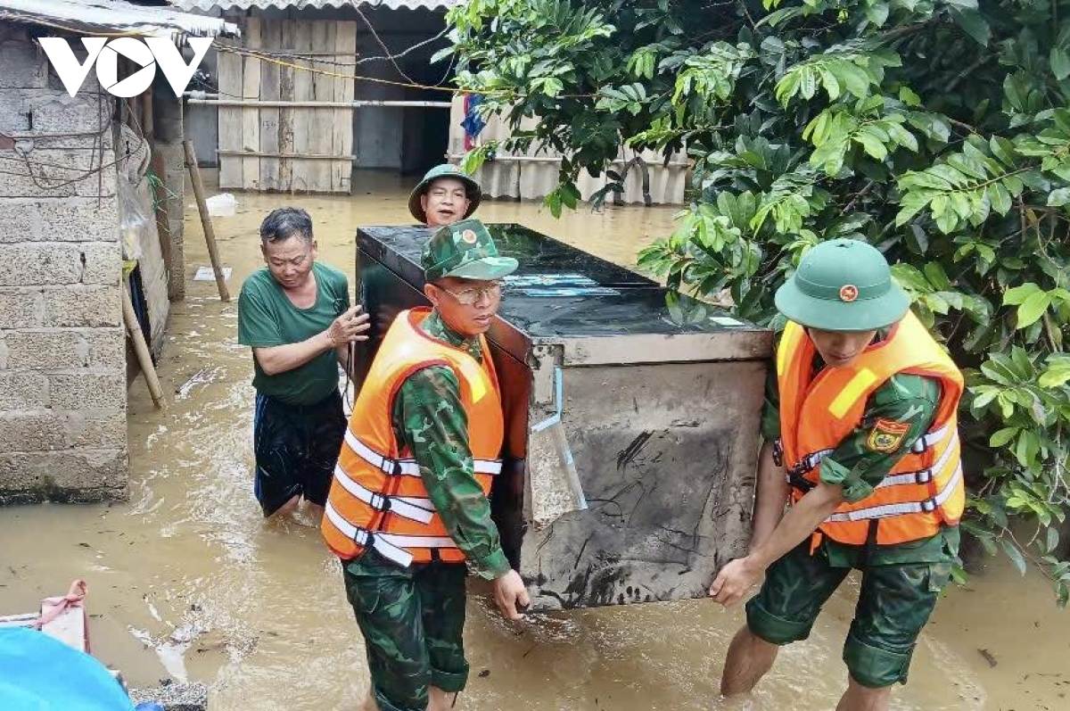 Bộ đội Biên phòng giúp người dân vùng lũ Nghệ An khắc phục hậu quả