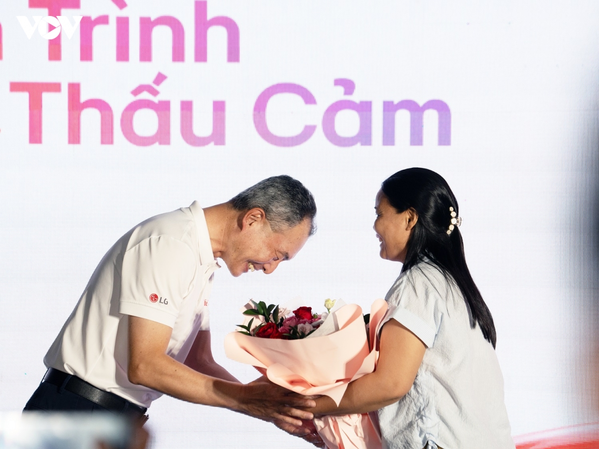 lg khai mac trien lam ky niem 30 nam dong hanh cung nguoi viet hinh anh 2