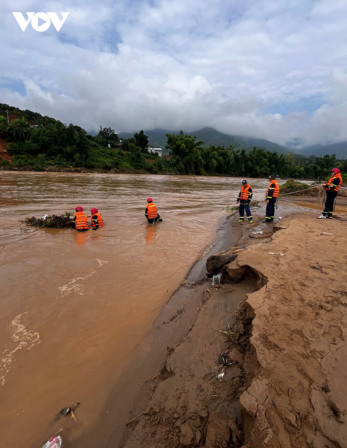 Gần 100 hộ dân vùng lũ Chiềng Sơ, Sơn La được bố trí ở các nơi an toàn