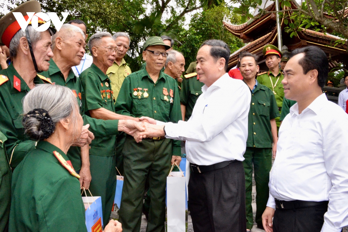 chủ tịch quốc hội thăm, tặng quà cho thương bệnh binh tại tỉnh thái nguyên hình ảnh 2 chu tich quoc hoi tham, tang qua cho thuong benh binh tai tinh thai nguyen hinh anh 2