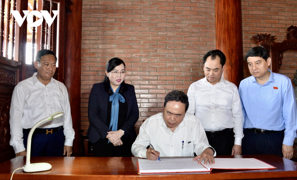 chủ tịch quốc hội thăm, tặng quà cho thương bệnh binh tại tỉnh thái nguyên hình ảnh 6 chu tich quoc hoi tham, tang qua cho thuong benh binh tai tinh thai nguyen hinh anh 6
