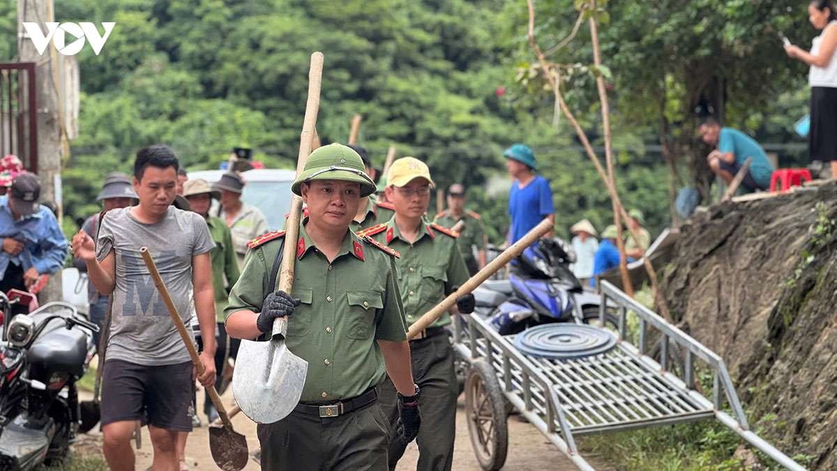 cong an nghe an giup nguoi dan khac phuc hau qua mua lu hinh anh 1