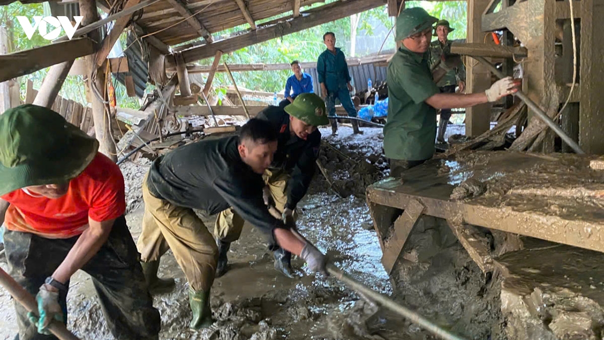 cong an nghe an giup nguoi dan khac phuc hau qua mua lu hinh anh 2