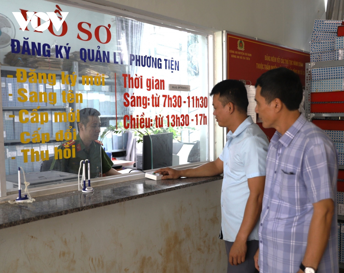 công an xã làm thủ tục, người dân ngồi nhà nhận đăng ký xe tại Đắk lắk hình ảnh 2 cong an xa lam thu tuc, nguoi dan ngoi nha nhan dang ky xe tai Dak lak hinh anh 2