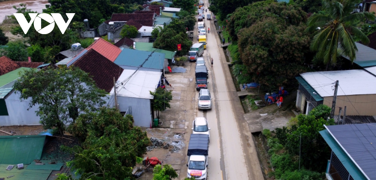 Từng đoàn xe cứu trợ nối đuôi nhau hướng về vùng lũ miền Tây Nghệ An