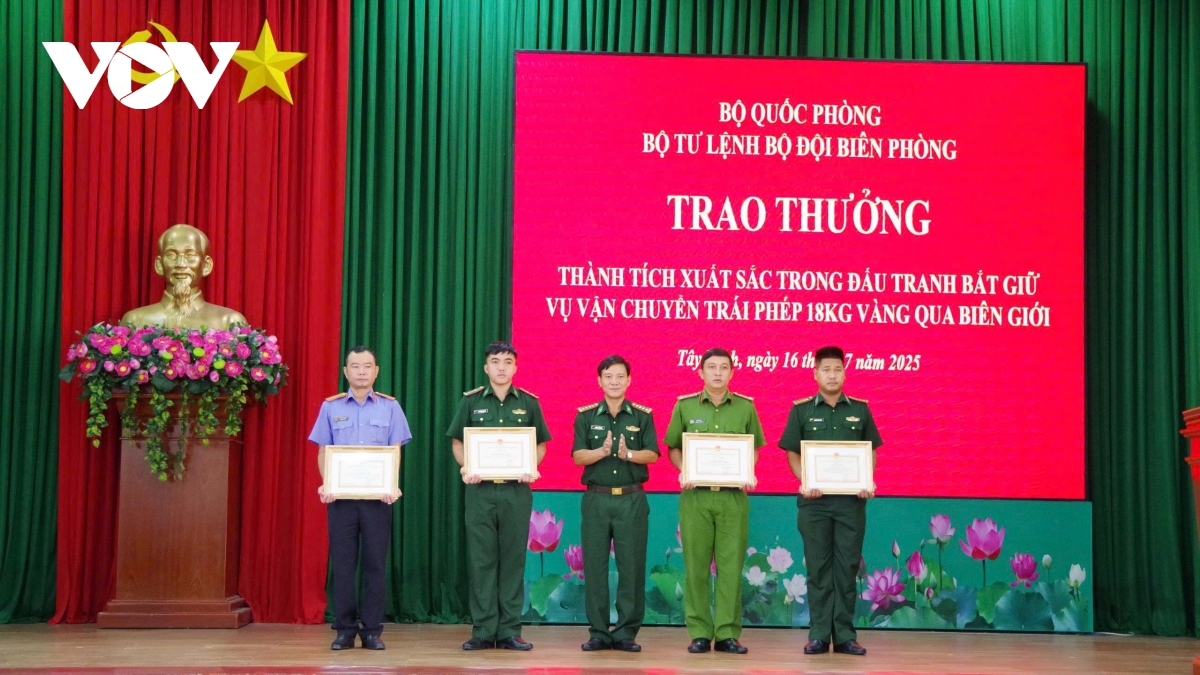 thưởng nóng lực lượng phá vụ vận chuyển lậu 18kg vàng hình ảnh 2 thuong nong luc luong pha vu van chuyen lau 18kg vang hinh anh 2
