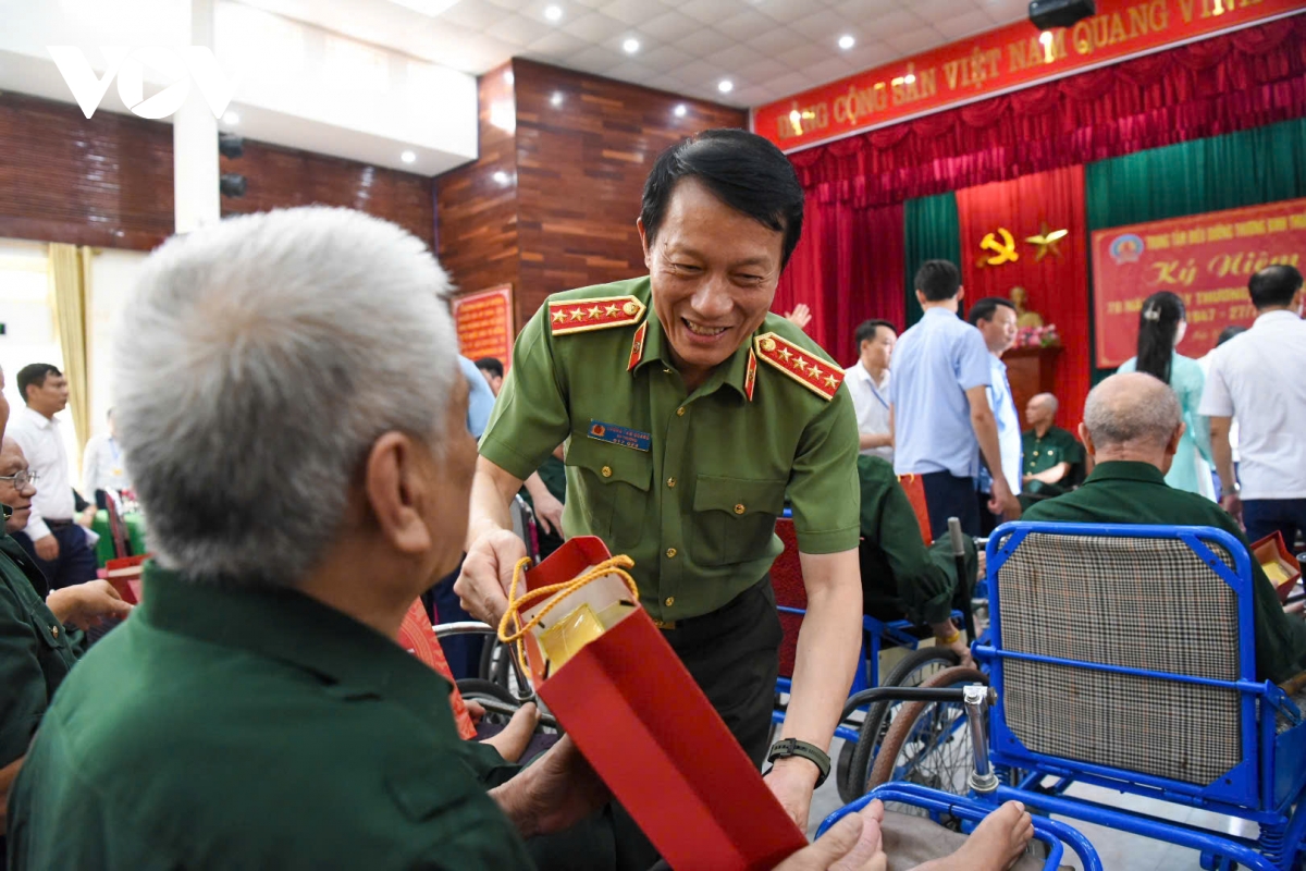 Đại tướng Lương Tam Quang trao quà tặng các thương bệnh binh. Đại tướng Lương Tam Quang trao quà tặng các thương bệnh binh.