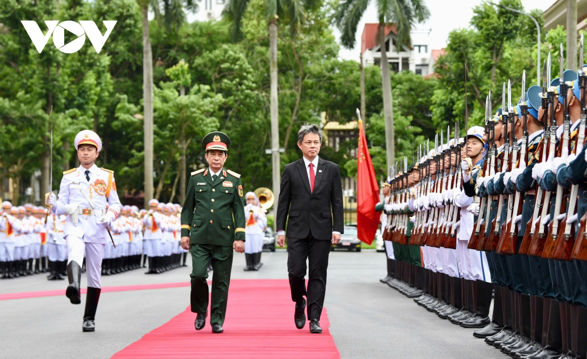 Đại tướng Phan Văn Giang và Bộ trưởng Chan Chun Sing duyệt Đội danh dự QĐND Việt Nam Đại tướng Phan Văn Giang và Bộ trưởng Chan Chun Sing duyệt Đội danh dự QĐND Việt Nam