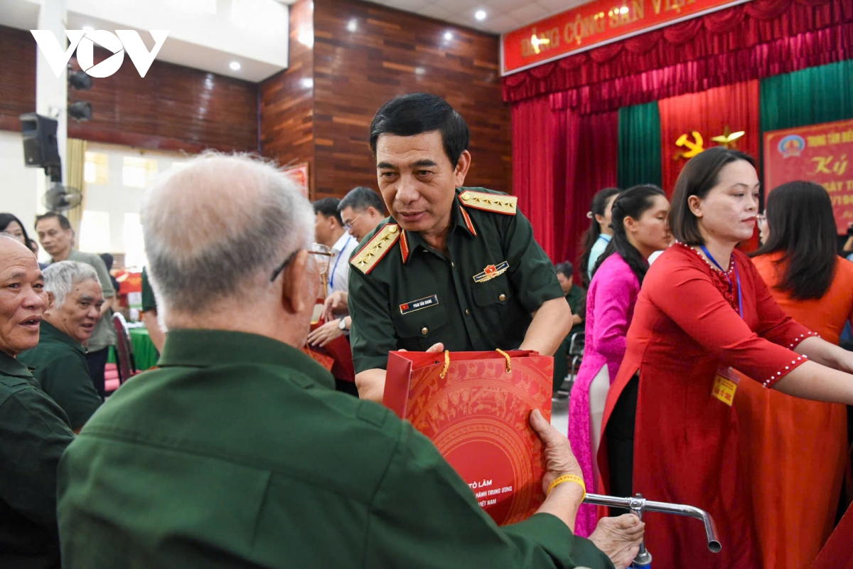 Đại tướng Phan Văn Giang trao quà tặng các thương bệnh binh. Đại tướng Phan Văn Giang trao quà tặng các thương bệnh binh.