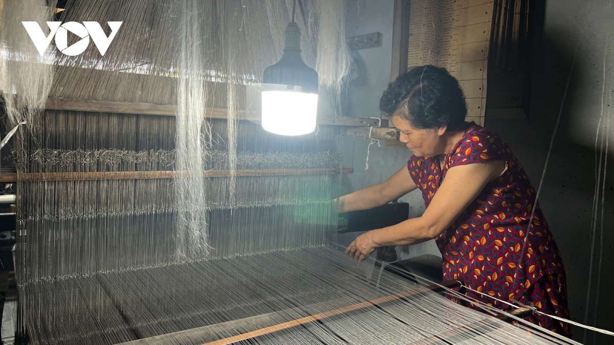 người cựu chiến binh giữ hồn lụa, tiếp lửa làng nghề hình ảnh 2 nguoi cuu chien binh giu hon lua, tiep lua lang nghe hinh anh 2