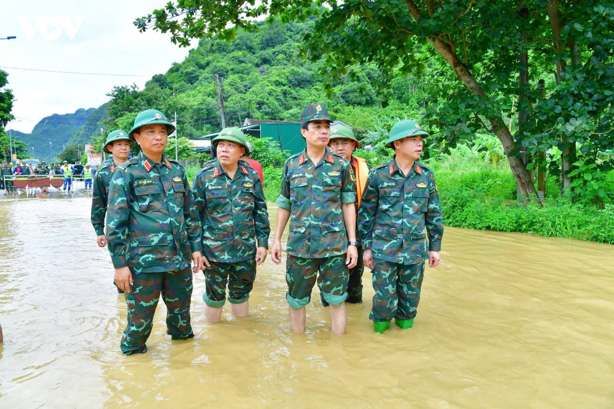 xuyen dem giup dan don dep sau lu du hinh anh 4