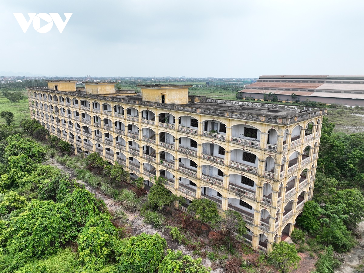 cận cảnh trường Đại học hà hoa tiên 1.500 tỷ vắng lặng, cỏ dại um tùm hình ảnh 4 can canh truong Dai hoc ha hoa tien 1.500 ty vang lang, co dai um tum hinh anh 4