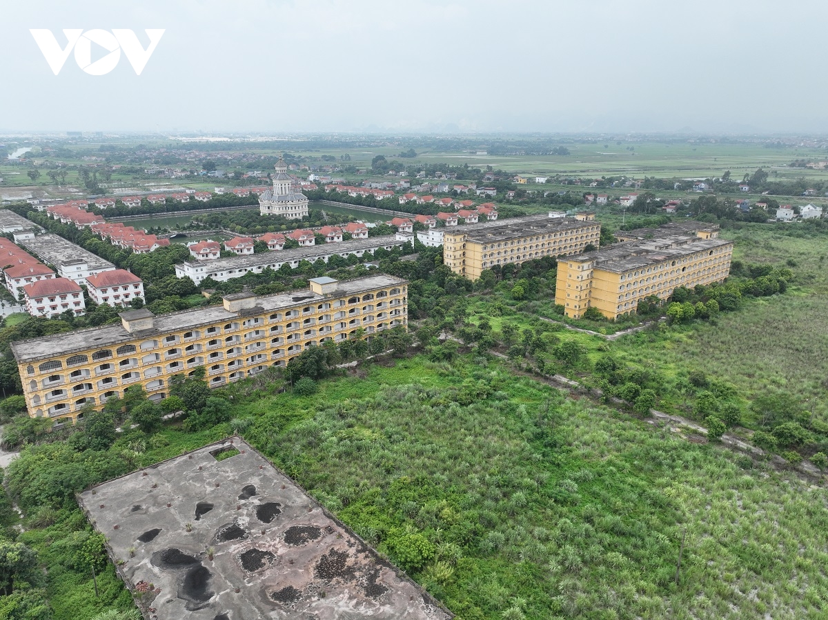 cận cảnh trường Đại học hà hoa tiên 1.500 tỷ vắng lặng, cỏ dại um tùm hình ảnh 3 can canh truong Dai hoc ha hoa tien 1.500 ty vang lang, co dai um tum hinh anh 3