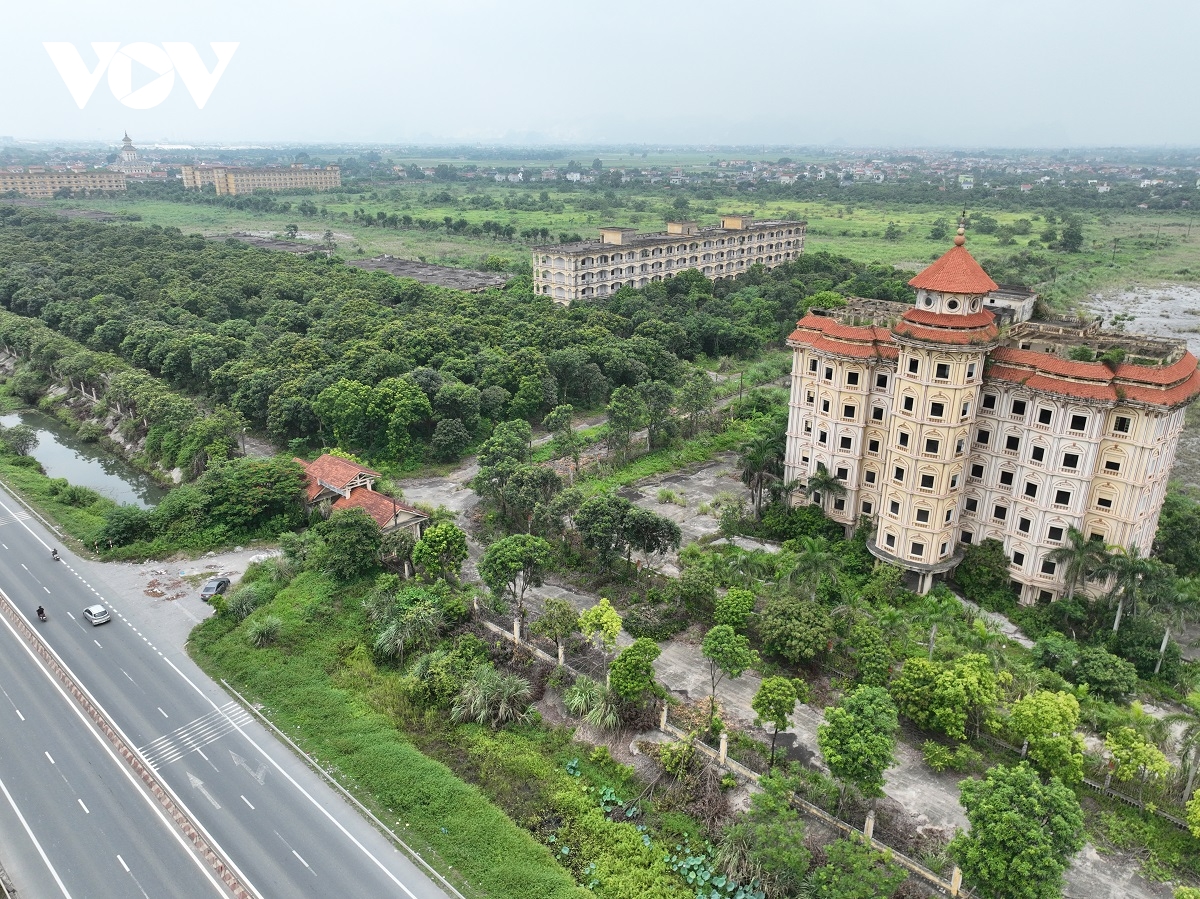 cận cảnh trường Đại học hà hoa tiên 1.500 tỷ vắng lặng, cỏ dại um tùm hình ảnh 6 can canh truong Dai hoc ha hoa tien 1.500 ty vang lang, co dai um tum hinh anh 6