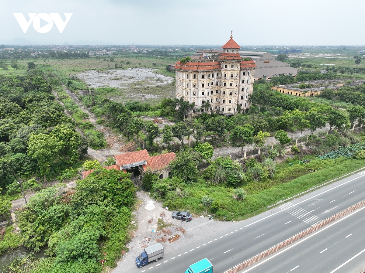 cận cảnh trường Đại học hà hoa tiên 1.500 tỷ vắng lặng, cỏ dại um tùm hình ảnh 1 can canh truong Dai hoc ha hoa tien 1.500 ty vang lang, co dai um tum hinh anh 1