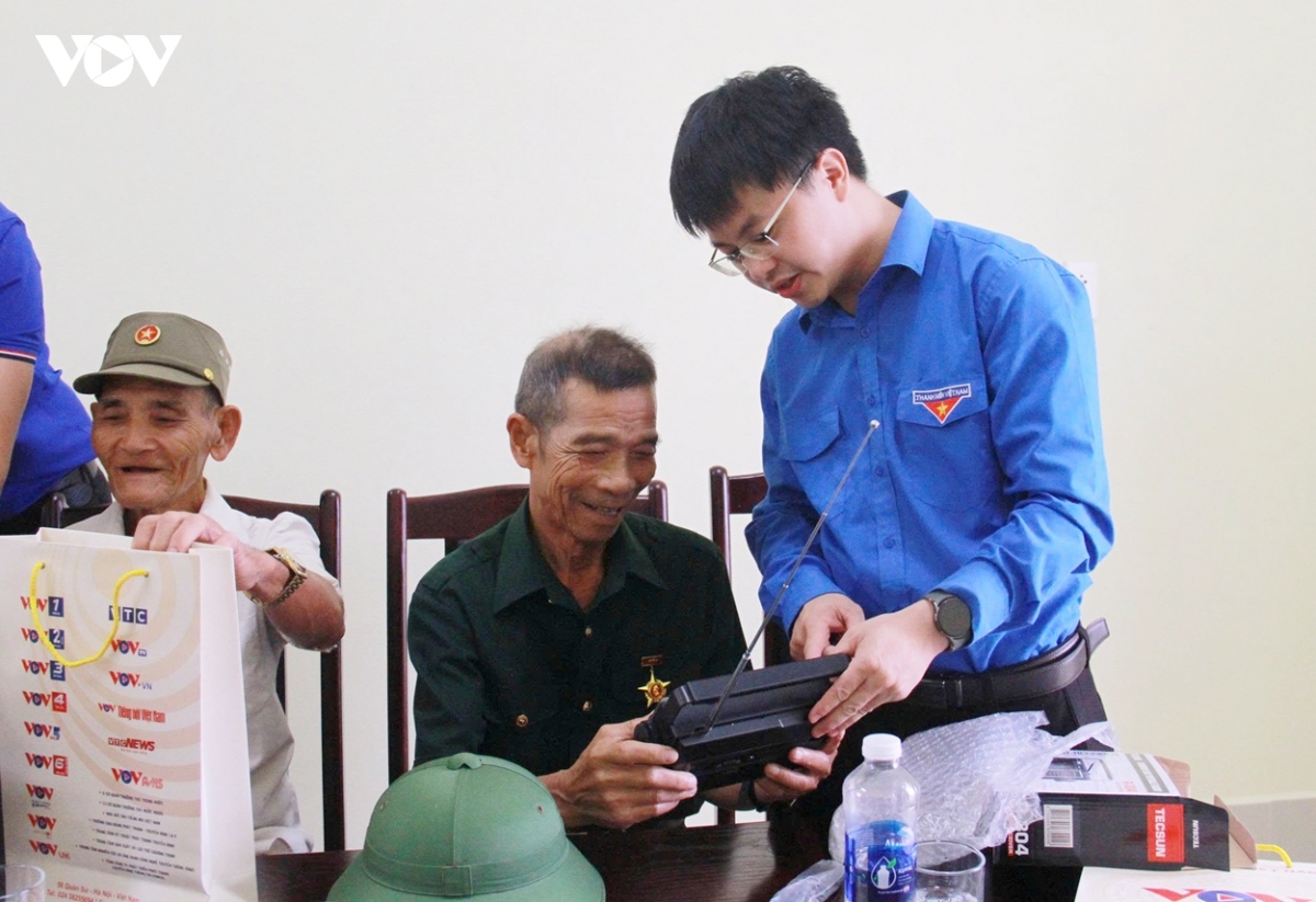 Doan thanh nien vov tri an cac anh hung liet sy, thuong binh, nguoi co cong hinh anh 2