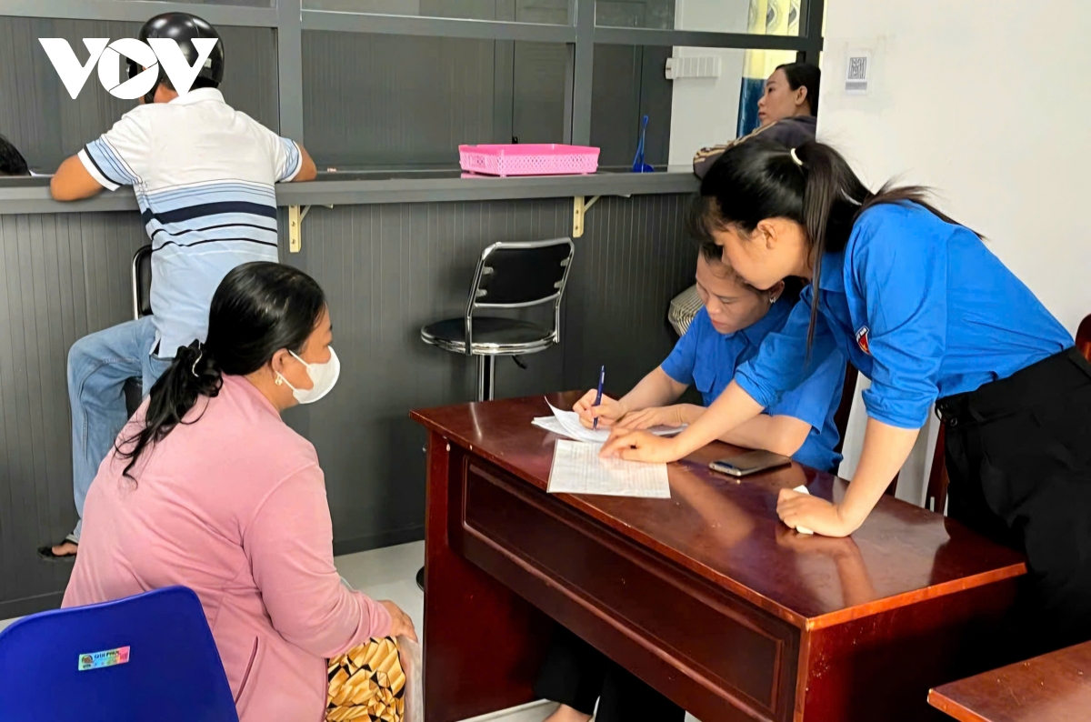 thanh niên cần thơ chung tay hỗ trợ người dân làm thủ tục hành chính công hình ảnh 1 thanh nien can tho chung tay ho tro nguoi dan lam thu tuc hanh chinh cong hinh anh 1