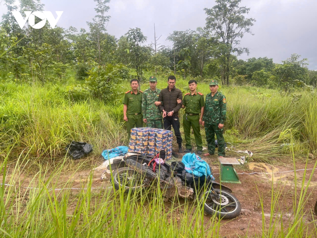 gia lai bat giu hai doi tuong van chuyen trai phep hon 200kg phao qua bien gioi hinh anh 2