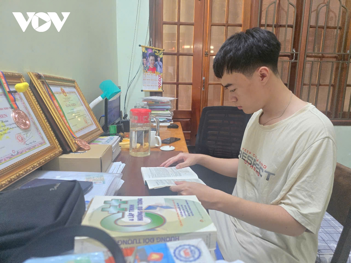 những thủ khoa đạt điểm 10 tại gia lai và bí quyết thành công hình ảnh 2 nhung thu khoa dat diem 10 tai gia lai va bi quyet thanh cong hinh anh 2