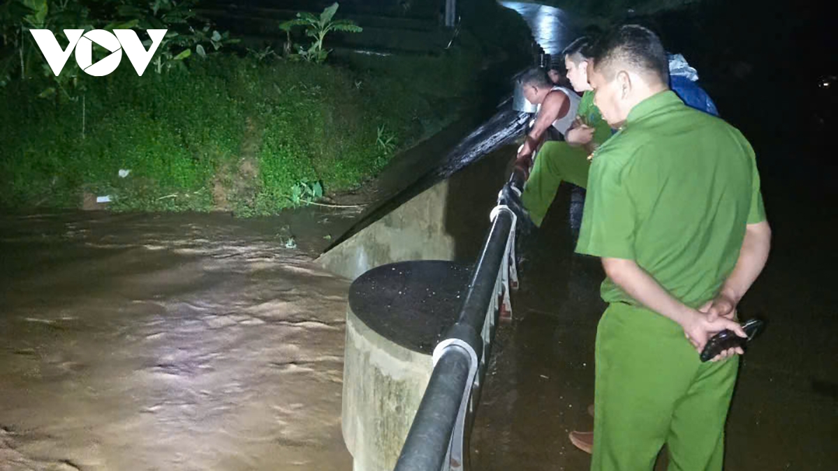 Tích cực tìm kiếm trong đêm nạn nhân bị nước cuốn trôi ở Phú Thọ