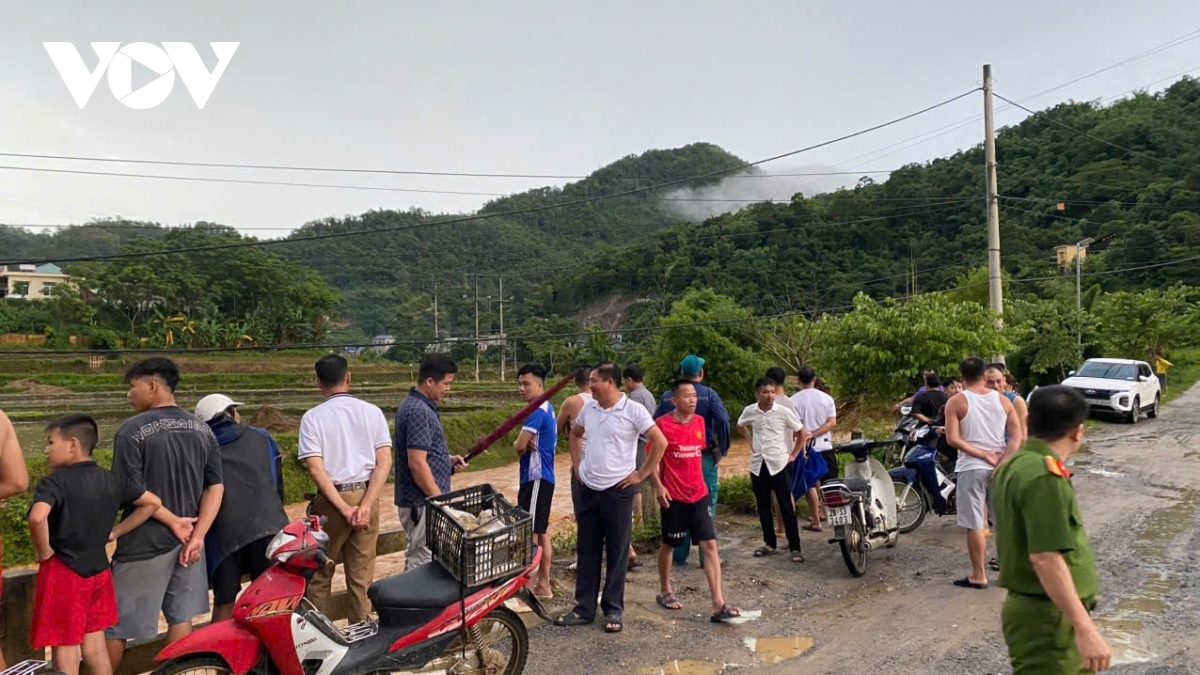 tích cực tìm kiếm trong đêm nạn nhân bị nước cuốn trôi ở phú thọ hình ảnh 3 tich cuc tim kiem trong dem nan nhan bi nuoc cuon troi o phu tho hinh anh 3