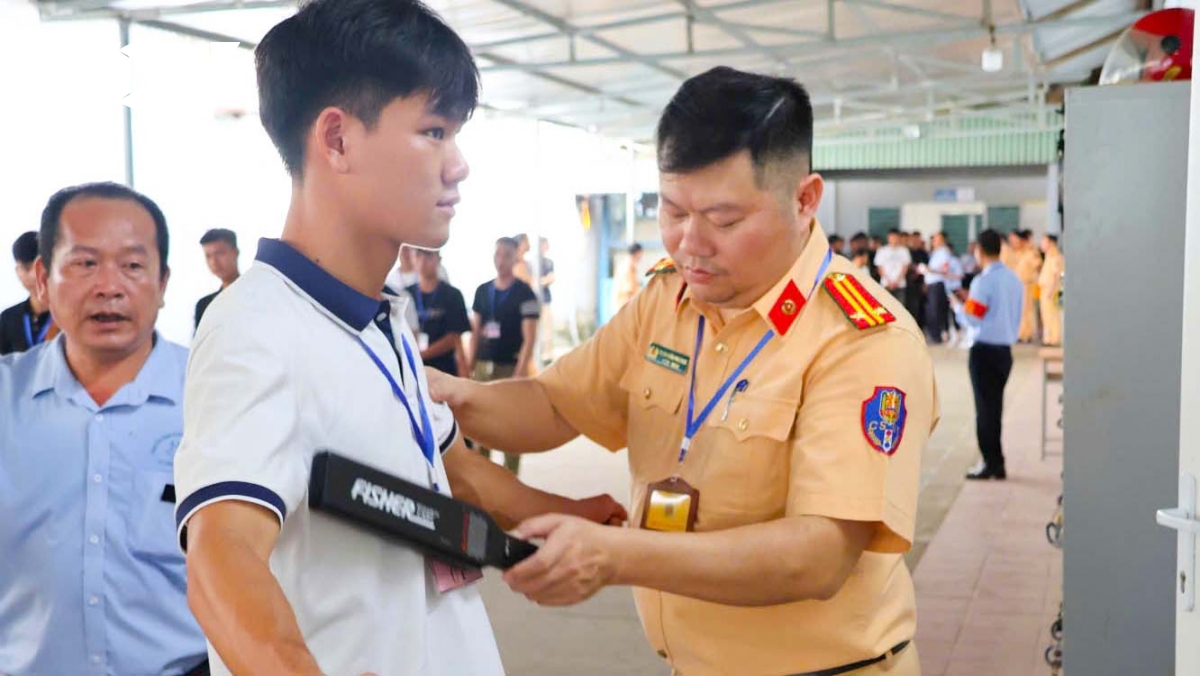 kiểm soát chặt việc thi bằng lái xe giúp xây dựng văn hóa giao thông an toàn hình ảnh 2 kiem soat chat viec thi bang lai xe giup xay dung van hoa giao thong an toan hinh anh 2
