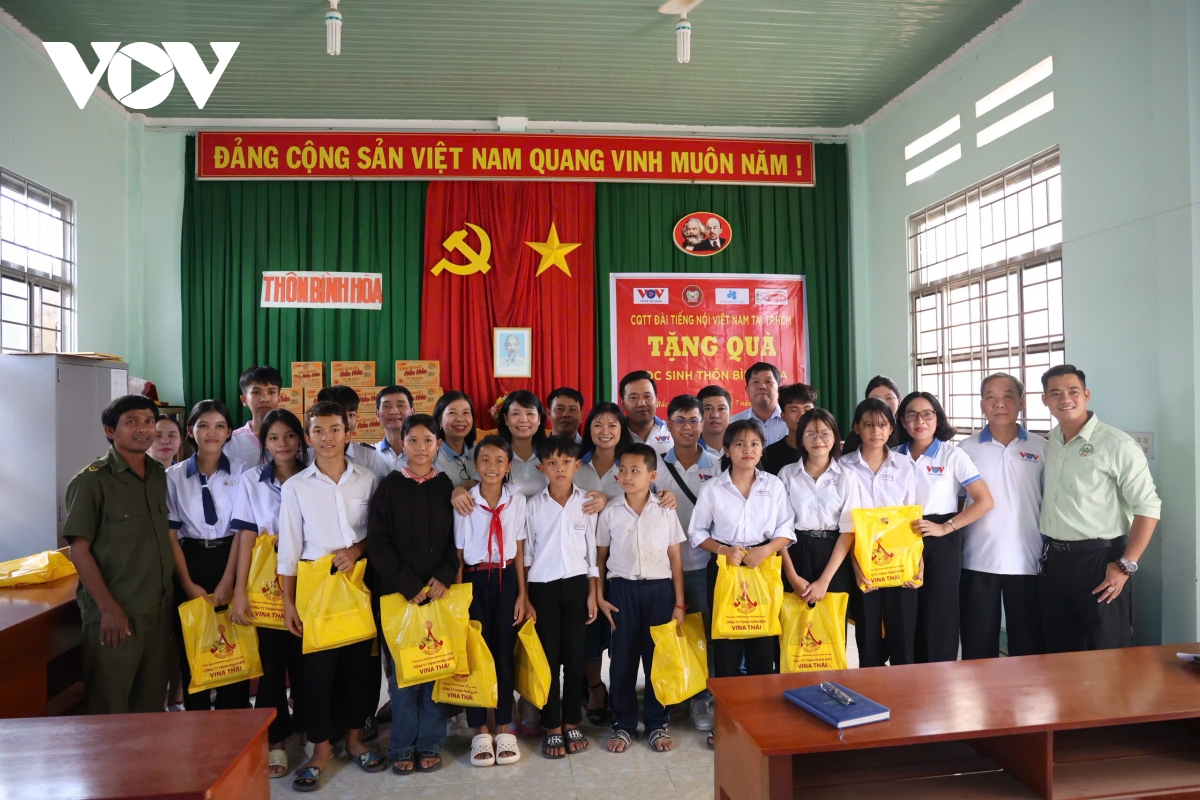 vov tp.hcm thăm, tặng quà người dân và học sinh đồng bào chăm ở lâm Đồng hình ảnh 1 vov tp.hcm tham, tang qua nguoi dan va hoc sinh dong bao cham o lam Dong hinh anh 1