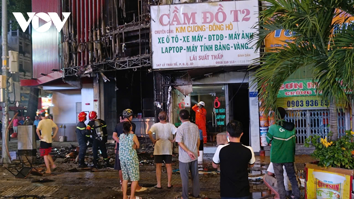 chay bien quang cao ngoai troi lan sang nha dan va cua hang thuc an nhanh hinh anh 3