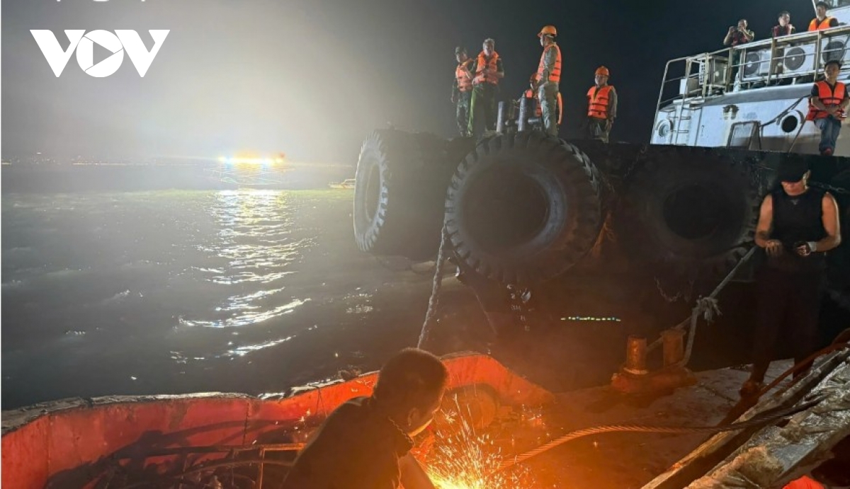 ha long boat capsizing 35 confirmed dead, 10 rescued as sunken vessel recovered picture 5