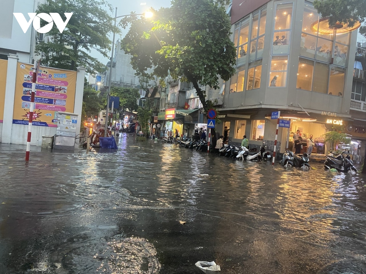 hàng loạt tuyến phố ở hà nội ngập nặng sau trận mưa lớn hình ảnh 1 hang loat tuyen pho o ha noi ngap nang sau tran mua lon hinh anh 1