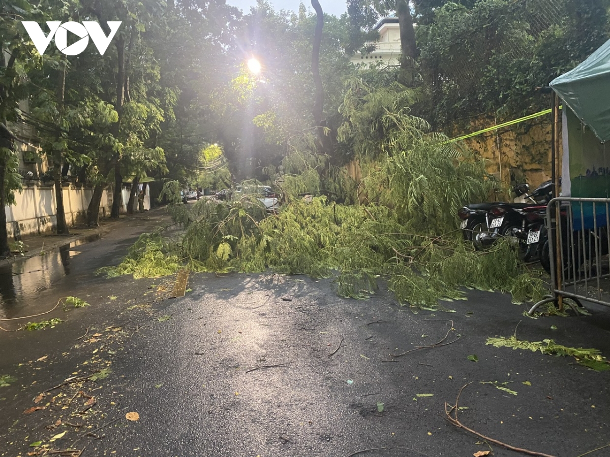 hàng loạt tuyến phố ở hà nội ngập nặng sau trận mưa lớn hình ảnh 3 hang loat tuyen pho o ha noi ngap nang sau tran mua lon hinh anh 3