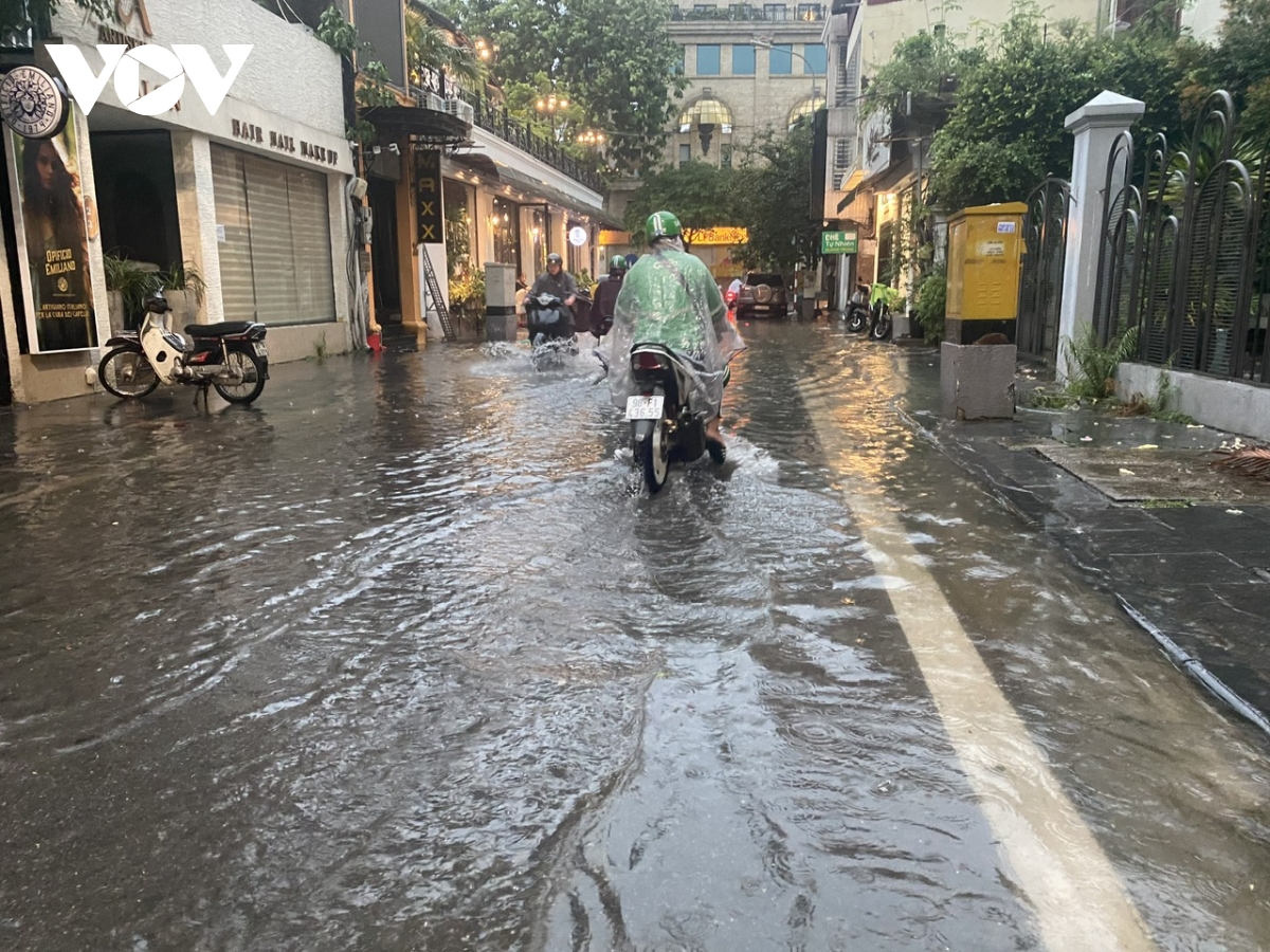 hàng loạt tuyến phố ở hà nội ngập nặng sau trận mưa lớn hình ảnh 2 hang loat tuyen pho o ha noi ngap nang sau tran mua lon hinh anh 2