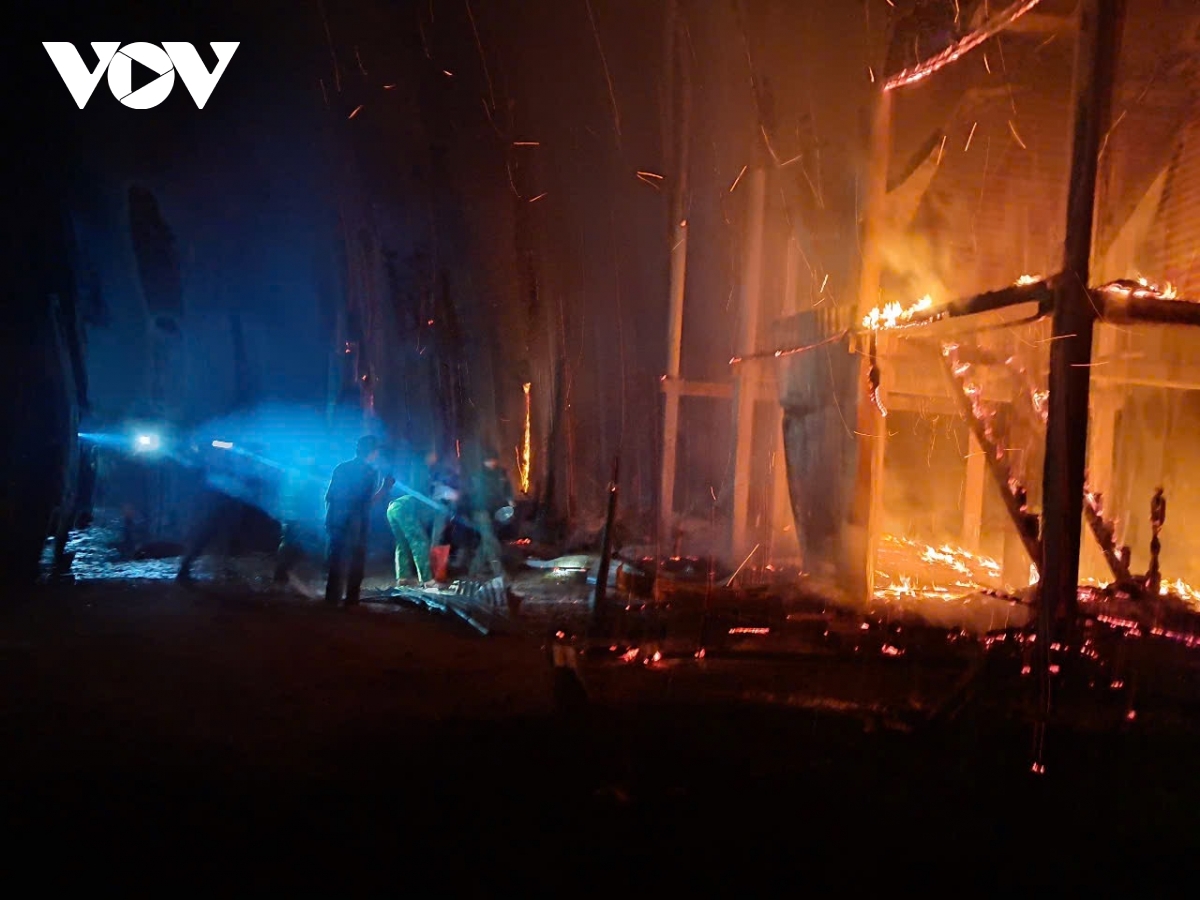 Cháy nhà sàn trong đêm, 4 người may mắn thoát chết