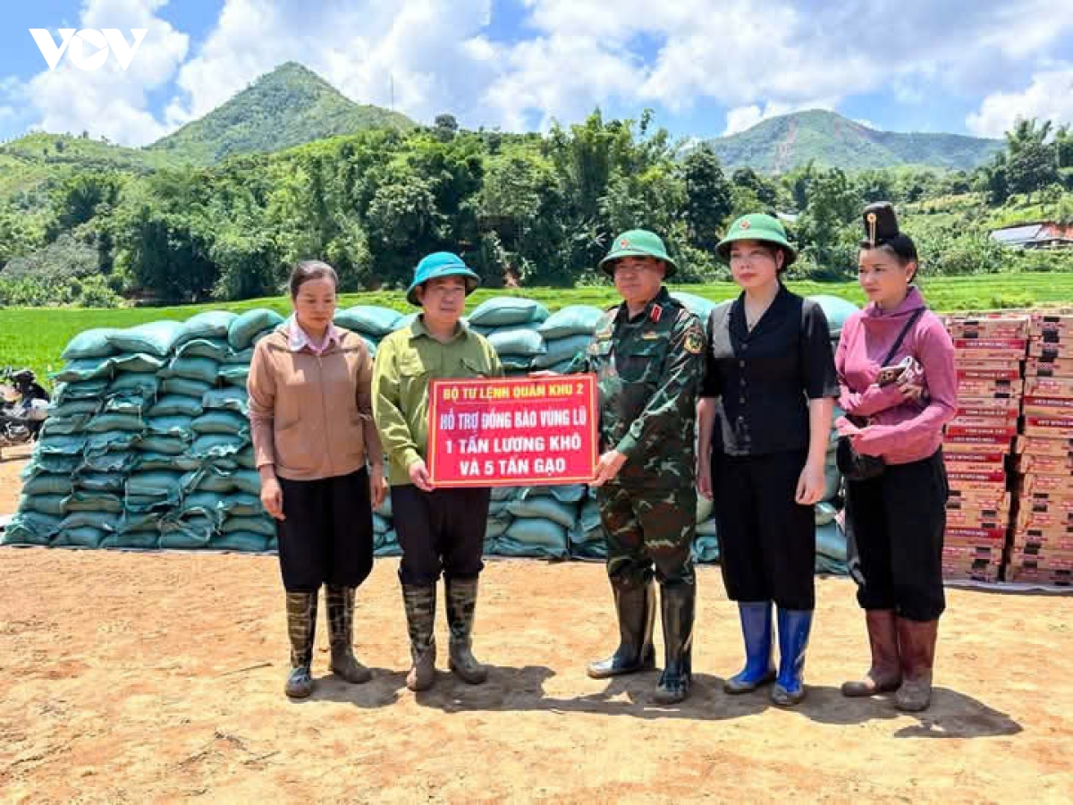 lanh dao quan khu 2 va tinh son la tham hoi, dong vien ba con vung lu chieng so hinh anh 2