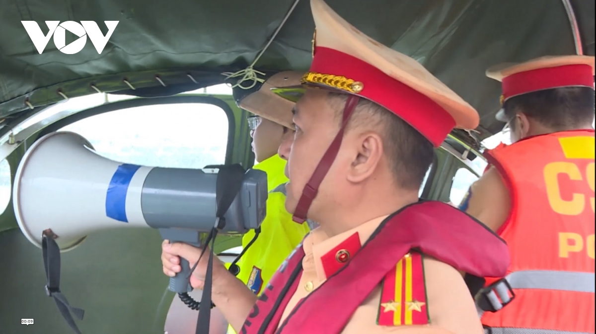 quang ninh khan truong huong dan tau thuyen ve noi tranh tru bao an toan hinh anh 1