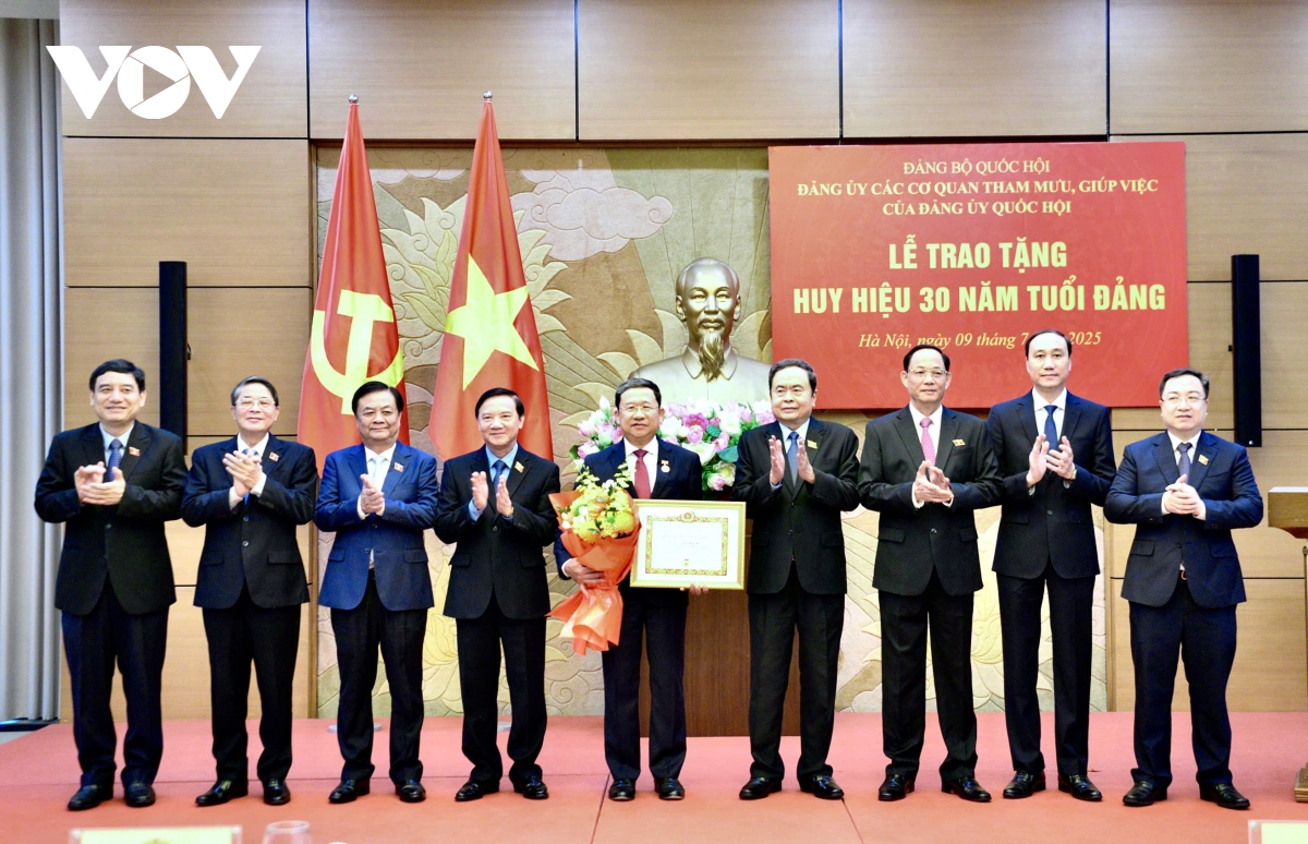 Chủ tịch Quốc hội Trần Thanh Mẫn dự Lễ trao tặng Huy hiệu 30 năm tuổi Đảng