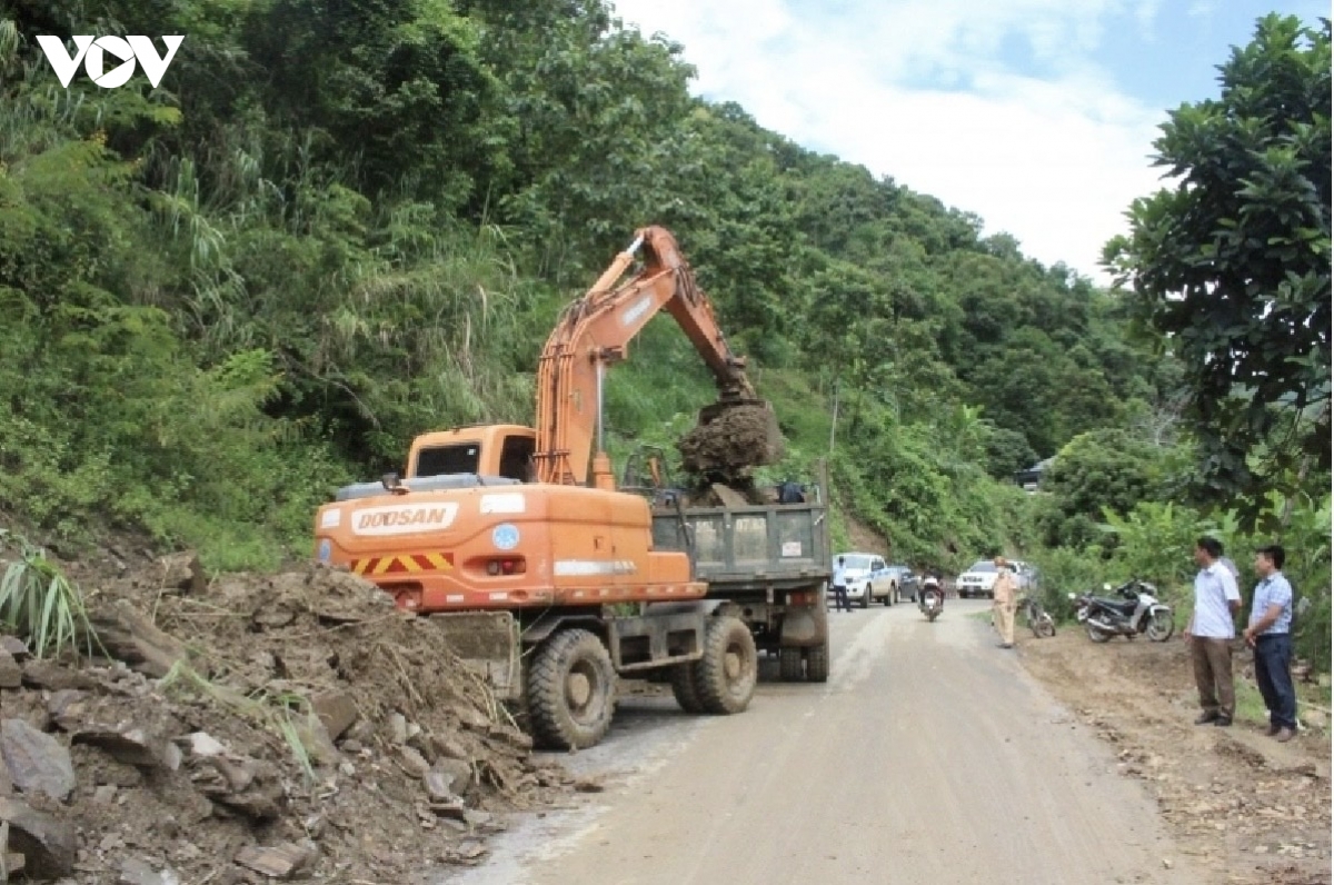 son la san sang may moc, nhan luc dam bao giao thong tai cac vi tri xung yeu hinh anh 2