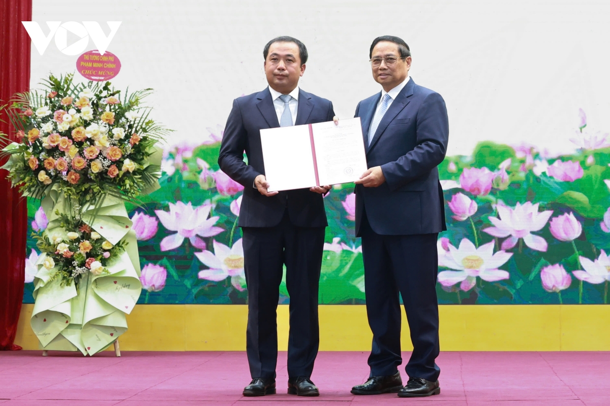 thủ tướng trao quyết định giao quyền bộ trưởng bộ nông nghiệp và môi trường hình ảnh 1 thu tuong trao quyet dinh giao quyen bo truong bo nong nghiep va moi truong hinh anh 1