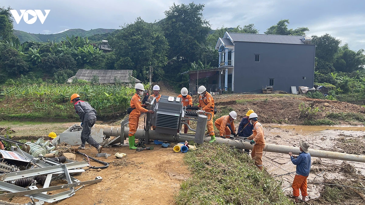 khoi phuc cap dien cho hon 2.800 khach hang vung lu son la hinh anh 2