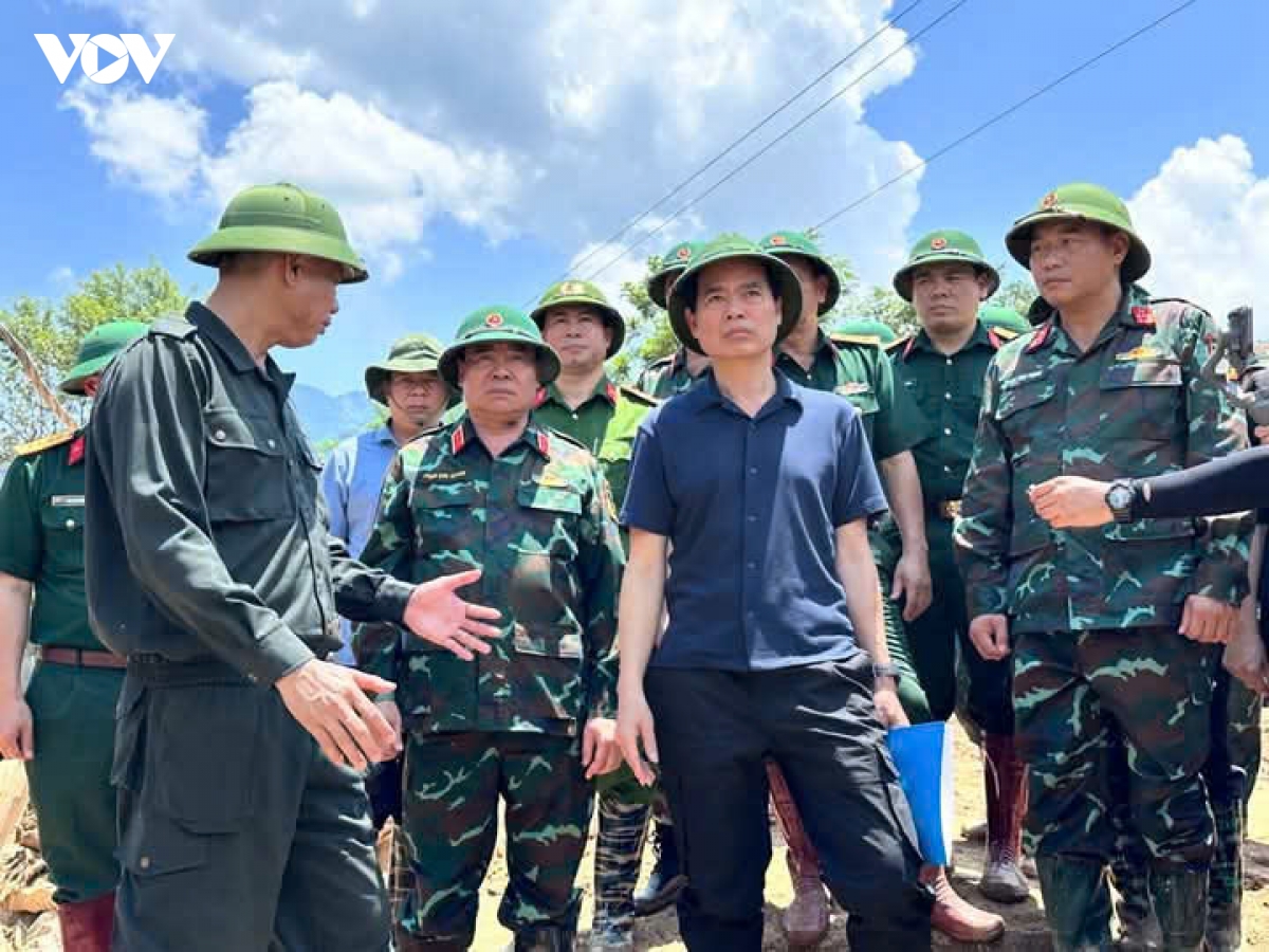 lanh dao quan khu 2 va tinh son la tham hoi, dong vien ba con vung lu chieng so hinh anh 4