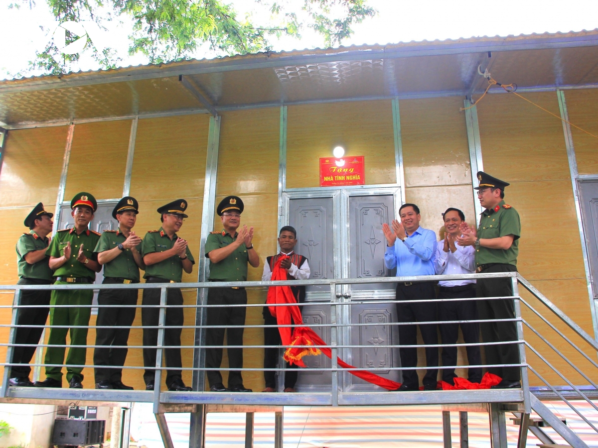 Giúp người dân miền núi Quảng Trị an cư trước mùa mưa bão