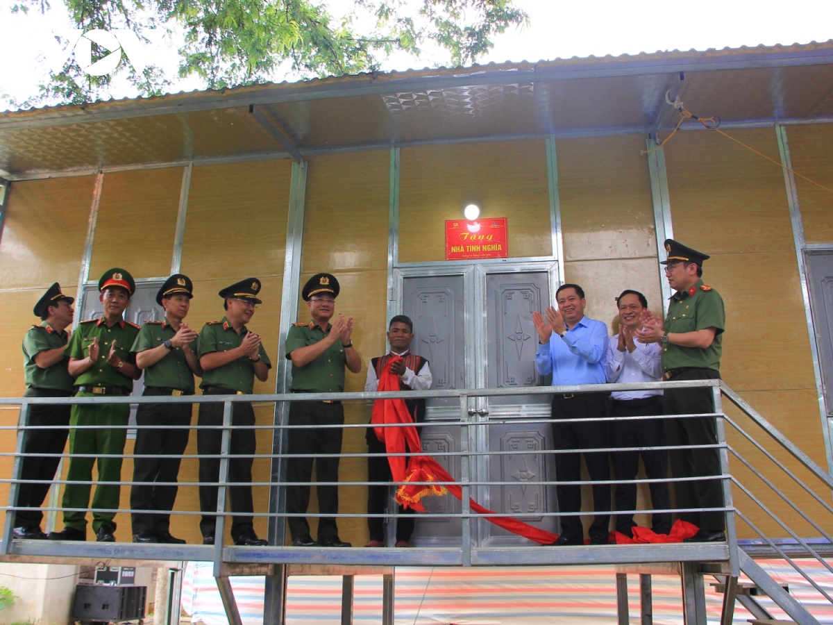 Bộ Công an bàn giao 1.143 ngôi nhà tặng nhân dân vùng biên giới ở Quảng Trị