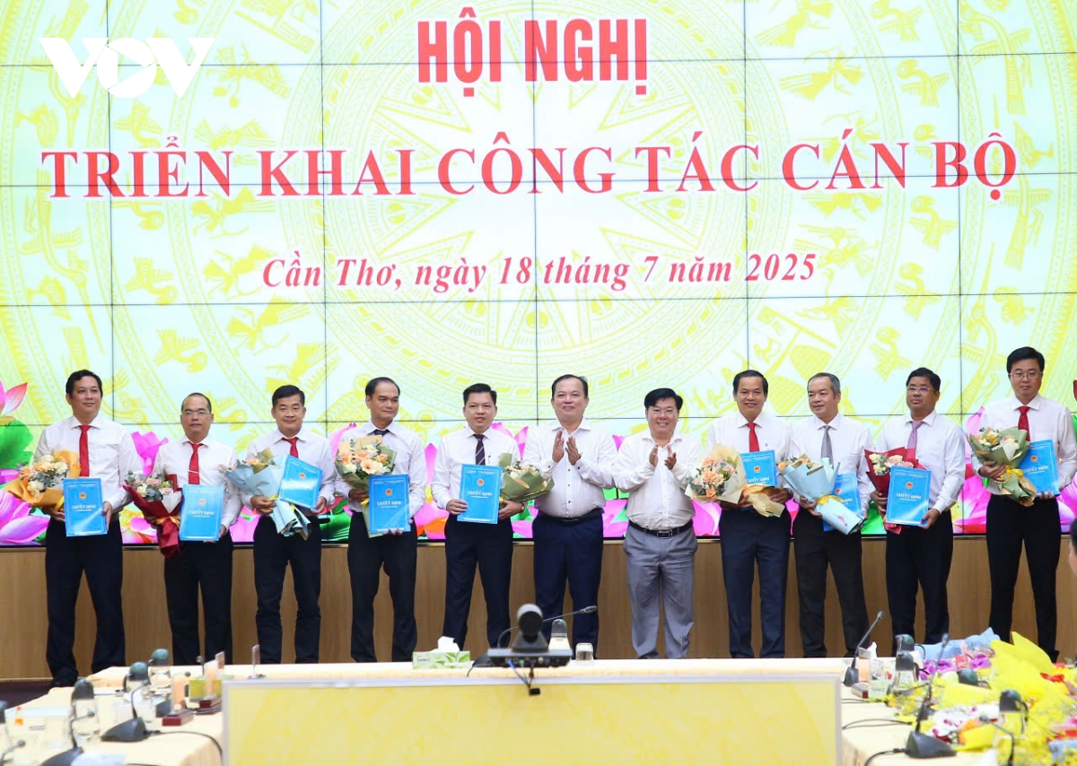 công bố các quyết định của chủ tịch ubnd thành phố cần thơ về công tác cán bộ hình ảnh 1 cong bo cac quyet dinh cua chu tich ubnd thanh pho can tho ve cong tac can bo hinh anh 1