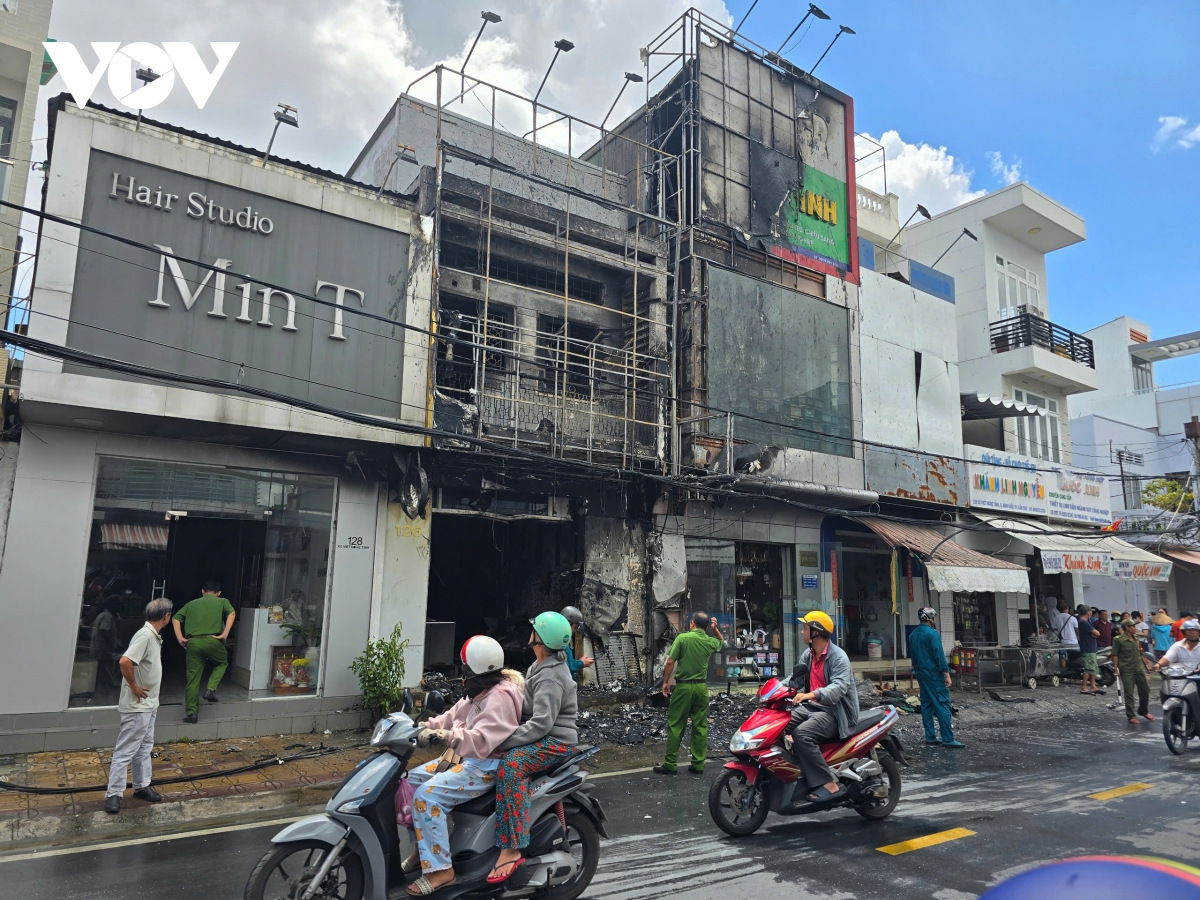 Cháy lớn thiêu rụi cửa hàng điện thoại tại Cần Thơ