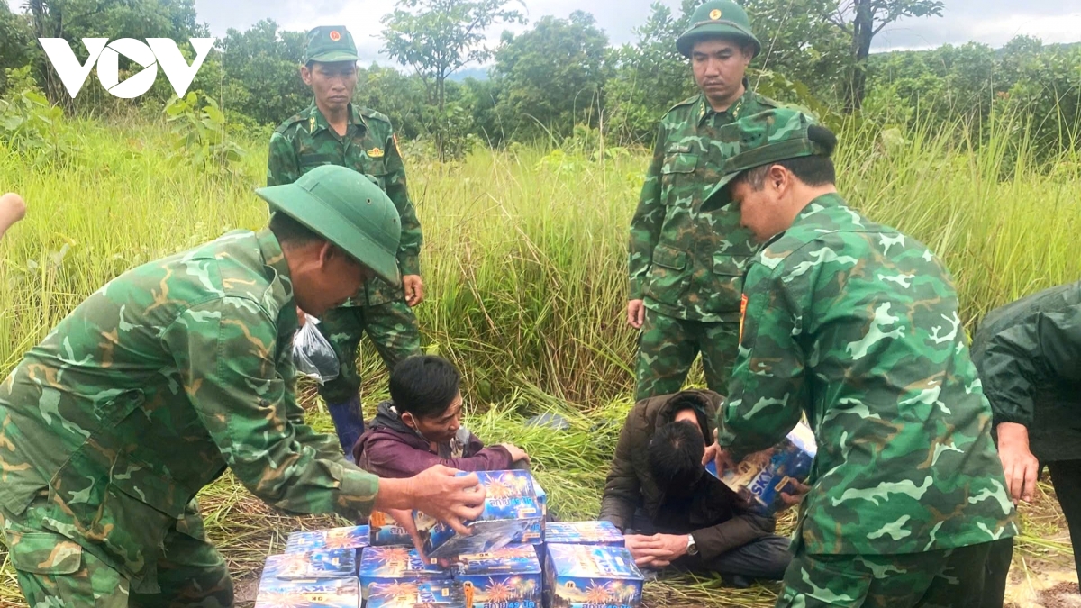 gia lai bat giu hai doi tuong van chuyen trai phep hon 200kg phao qua bien gioi hinh anh 1