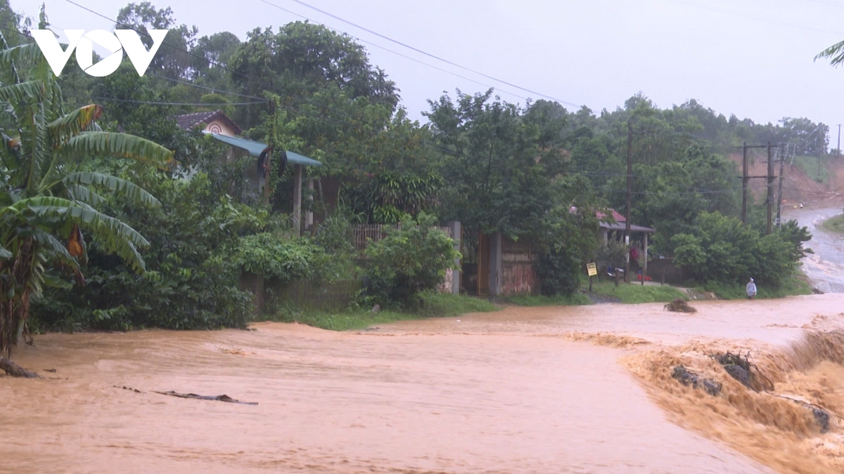Mưa lũ ở miền núi phía nam Quảng Trị cô lập nhiều bản làng