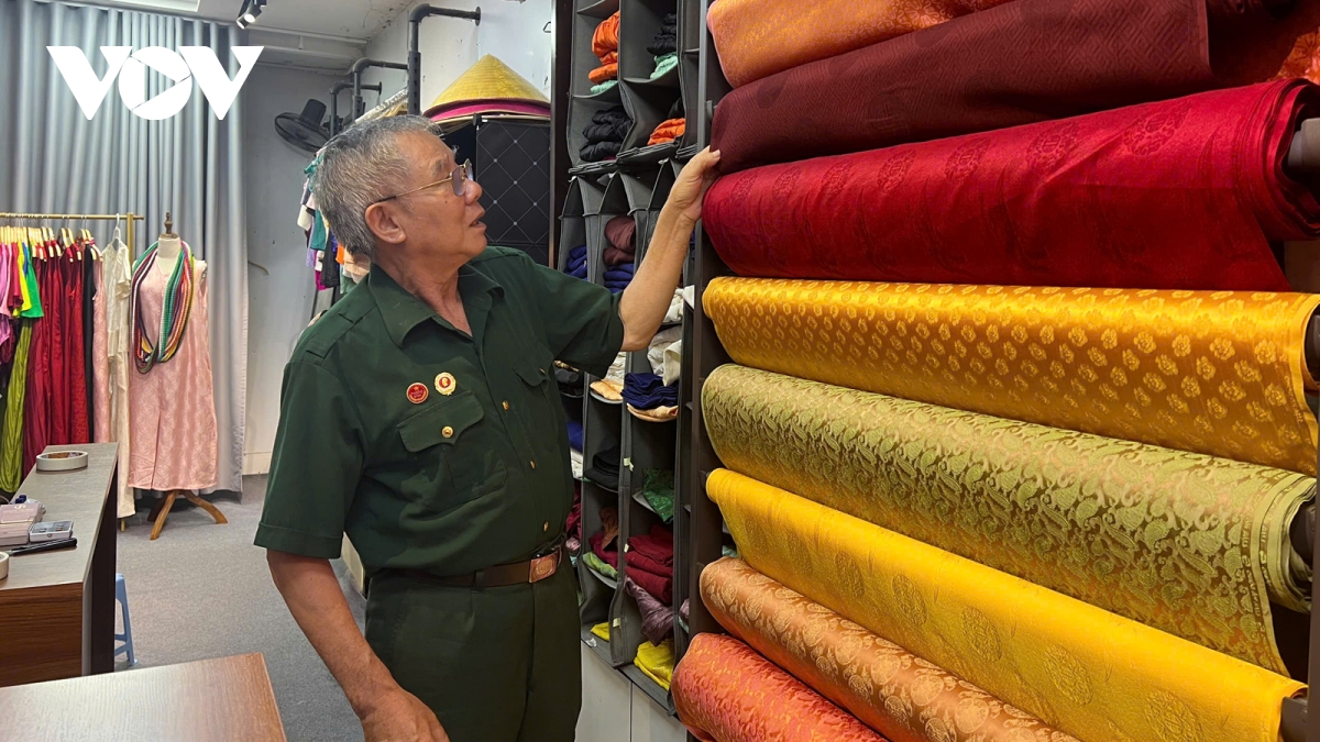 người cựu chiến binh giữ hồn lụa, tiếp lửa làng nghề hình ảnh 3 nguoi cuu chien binh giu hon lua, tiep lua lang nghe hinh anh 3