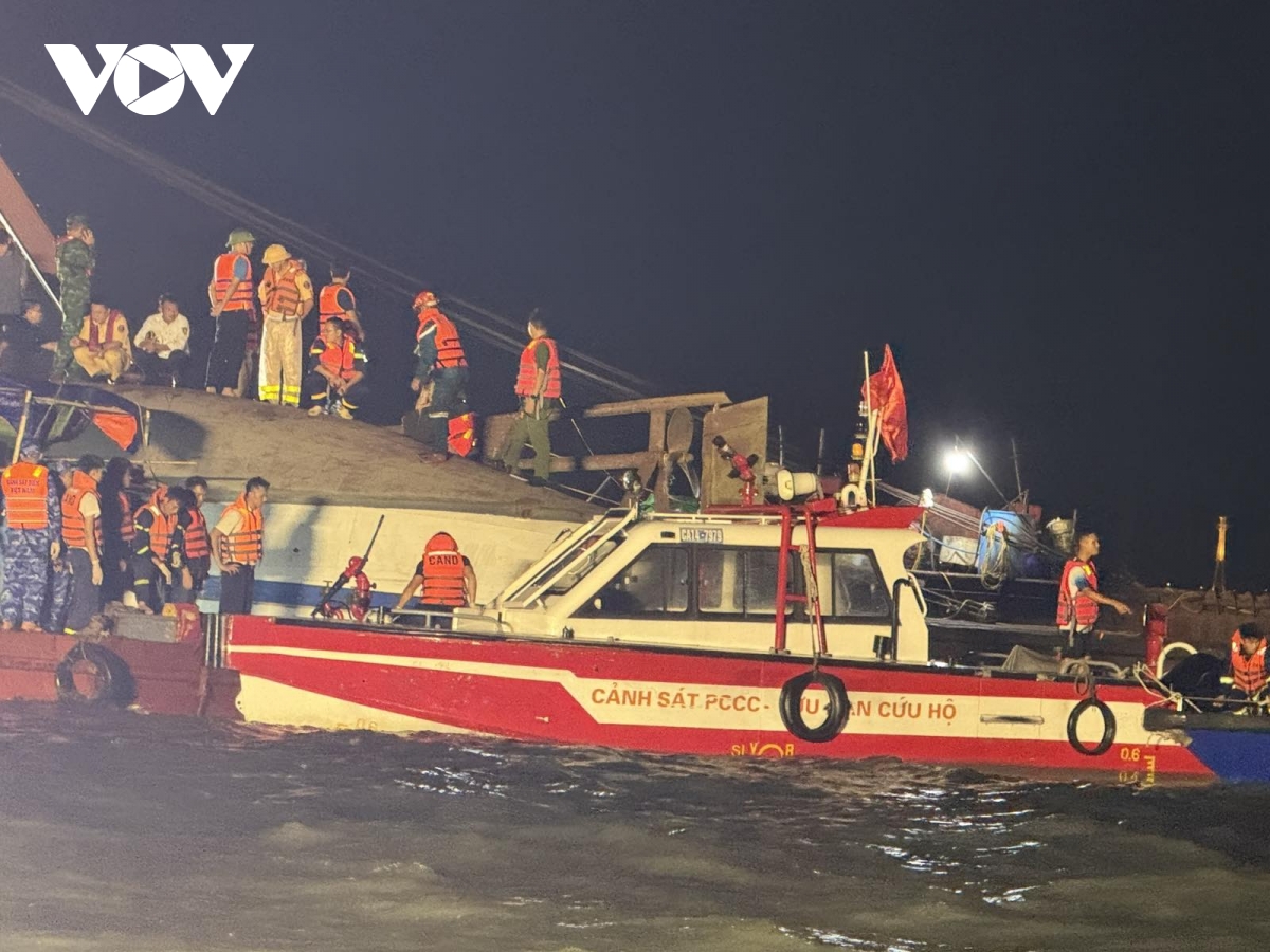 Nỗ lực triển khai công tác cứu hộ, cứu nạn vụ đắm tàu du lịch ở Quảng Ninh