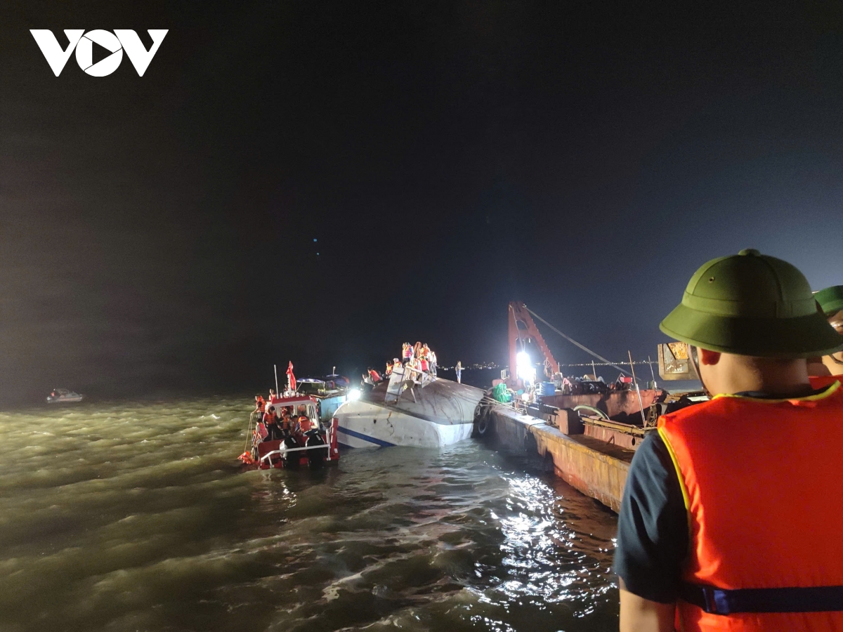 no luc trien khai cong tac cuu ho, cuu nan vu dam tau du lich o quang ninh hinh anh 3