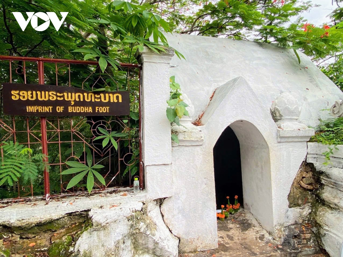 núi phousi nơi lý tưởng ngắm toàn cảnh cố đô luang prabang của lào hình ảnh 7 nui phousi noi ly tuong ngam toan canh co do luang prabang cua lao hinh anh 7